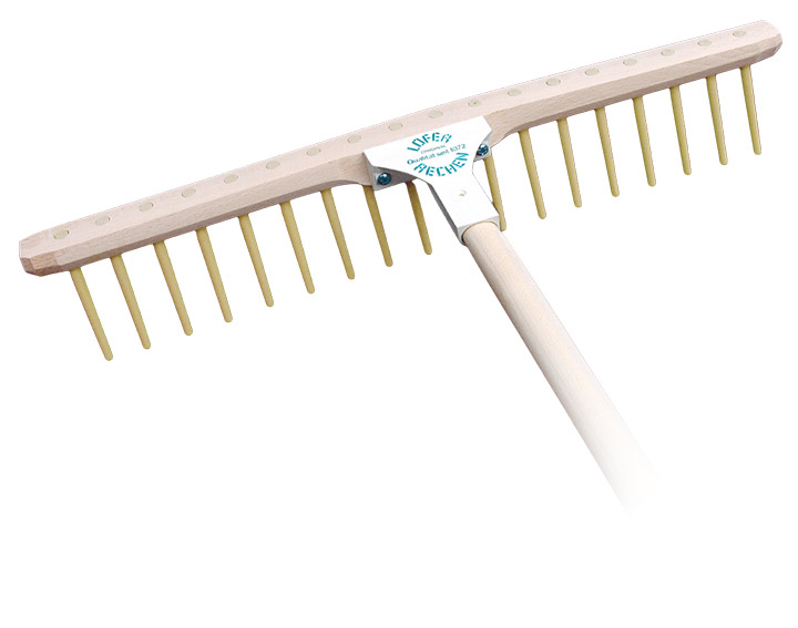 Gartenrechen: Ideal bei groben Arbeiten im Garten- und Landschaftsbau. Extrem robust, stabiler und mit 30% mehr Arbeitsbreite als Eisenrechen.