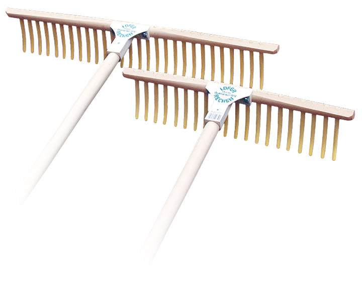 Lawnrakes with narrow standing teeth: The lawnrakes with their narrow standing teeth clean and air the lawn in a very gentle way and they are very handy, robust and 2 kg lighter than rakes made of metal